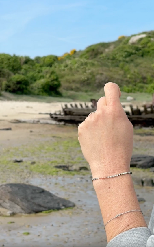 Bracelet fait main porté au poignet, bord de mer Normandie, By Petite Pomme