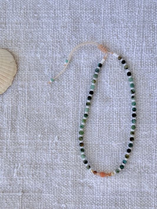 Bracelet Chausey en entier, turquoises africaines facettées et perles blanches, rhodochrosite et perles dorées au centre — fait main en Normandie