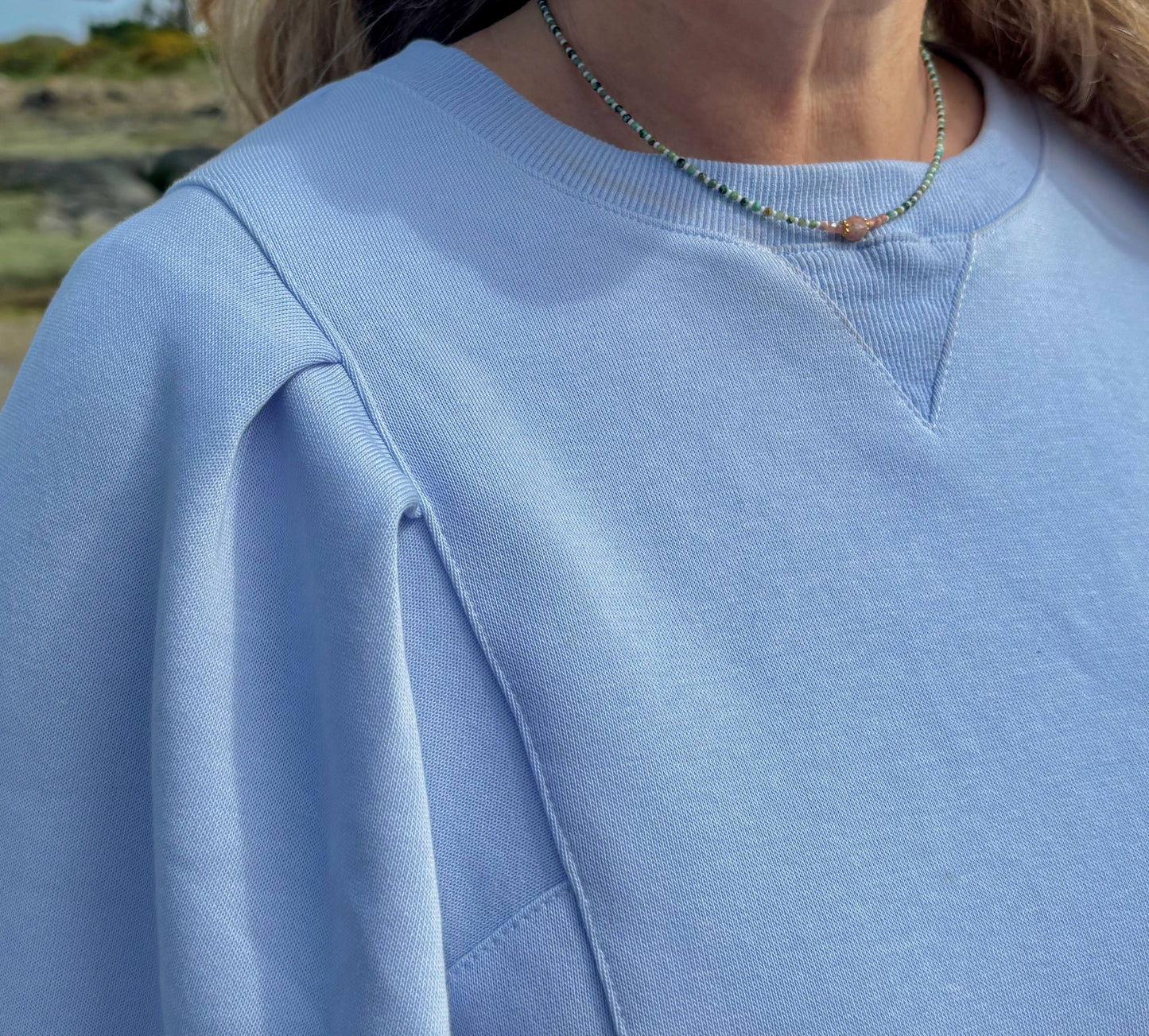 Collier Chausey court porté en plein air – perles Miyuki blanches, turquoise africaine et quartz rose, bijou artisanal inspiré des îles Chausey, By Petite Pomme