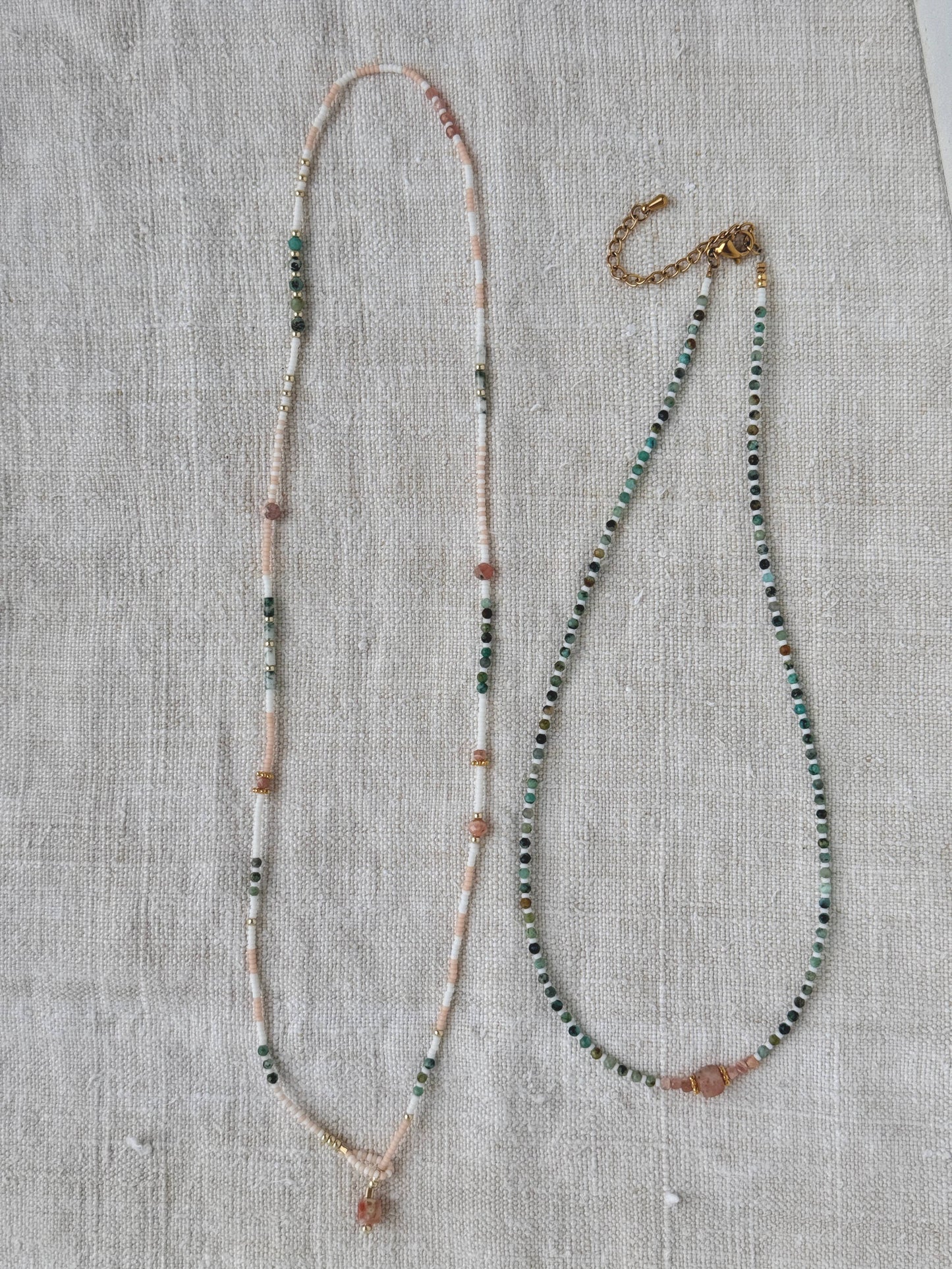 Collier Chausey long – vue d'ensemble, turquoise africaine verte, Miyuki roses et blanches, agate mousse et quartz, By Petite Pomme