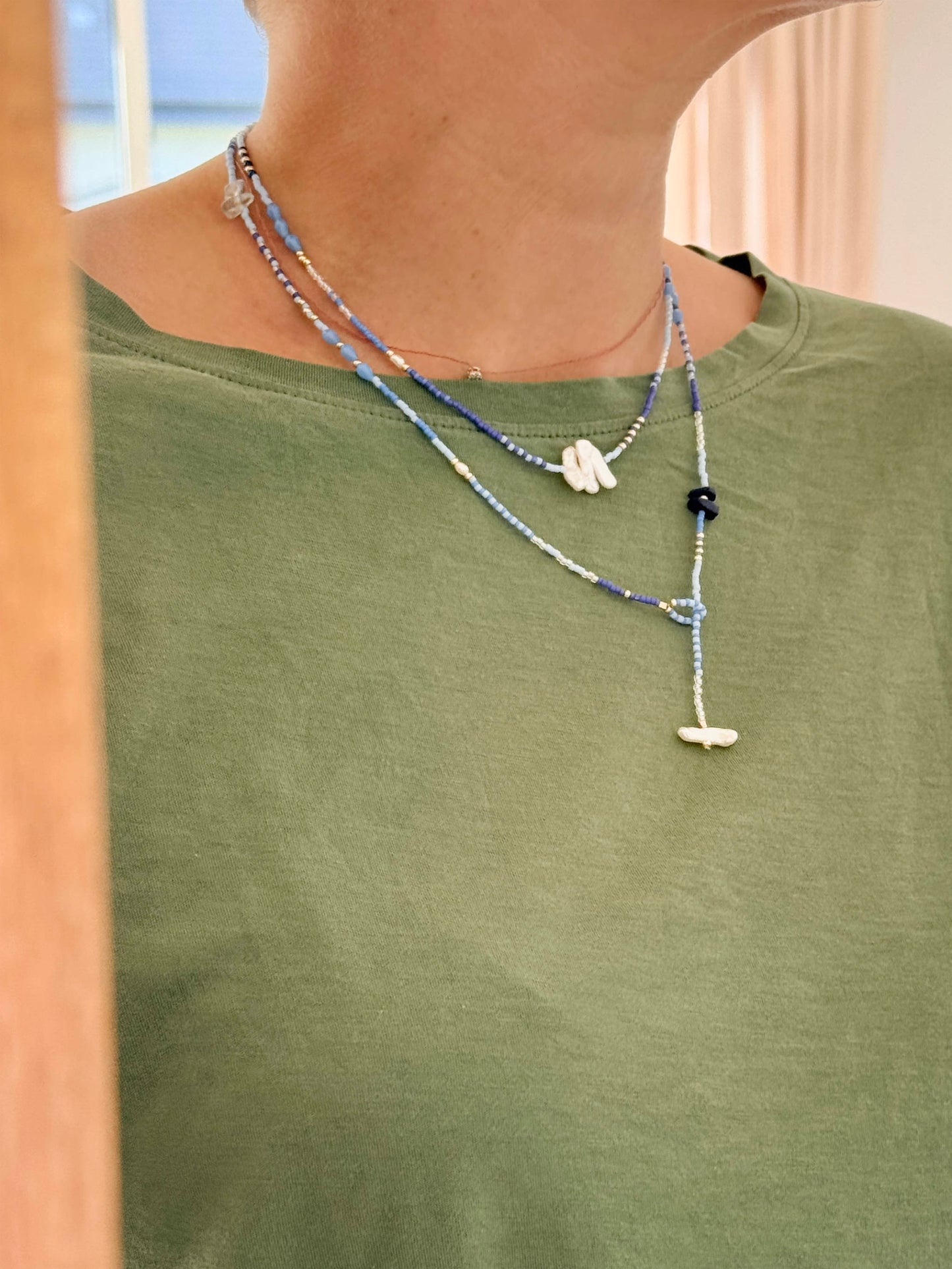 Collier collection Granville porté avec un t-shirt kaki, bijou fait main