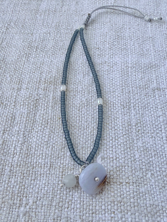 Bracelet Jour de Pluie en entier, perles gris bleuté mat et perles d'eau douce, breloques calcédoine bleue et pierre de lune, cordon gris réglable — fait main en Normandie