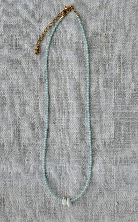 Détail du collier Marinière court bleu – perles Miyuki et fleur en nacre, bijou artisanal By Petite Pomme