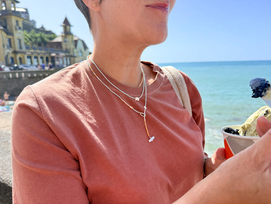 Collier fait main porté avec une marinière, look bord de mer