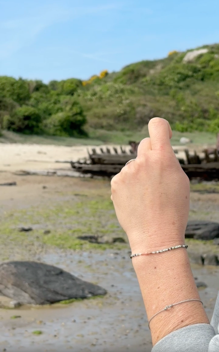 Bracelet fait main porté au poignet, bord de mer Normandie, By Petite Pomme