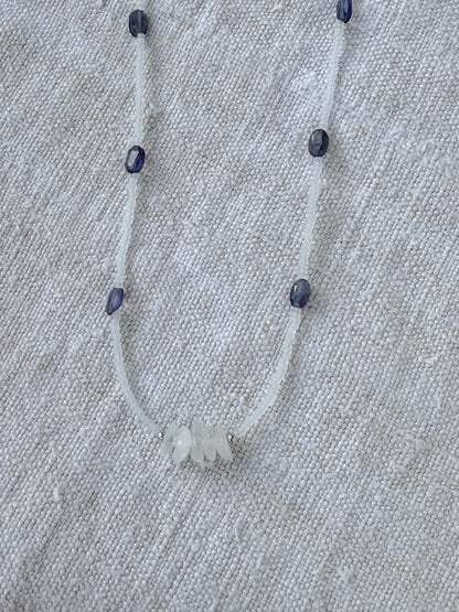 Détail du collier Brume : chips de pierre de lune blanche entre les iolites