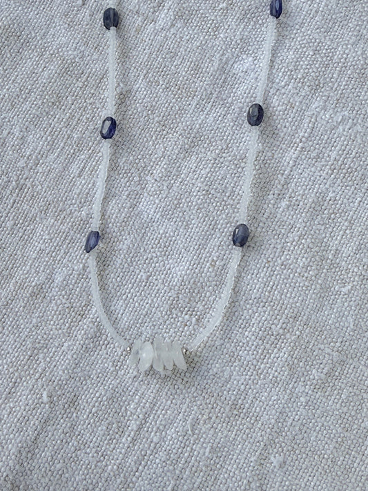 Détail du collier Brume : chips de pierre de lune blanche entre les iolites