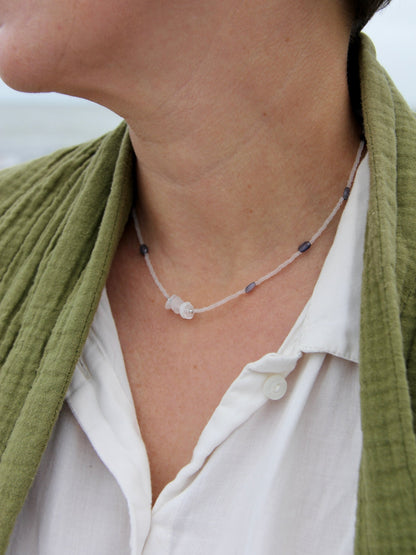 Collier court Brume porté sur une chemise blanche et une veste vert olive, iolites et pierres de lune — fait main en Normandie