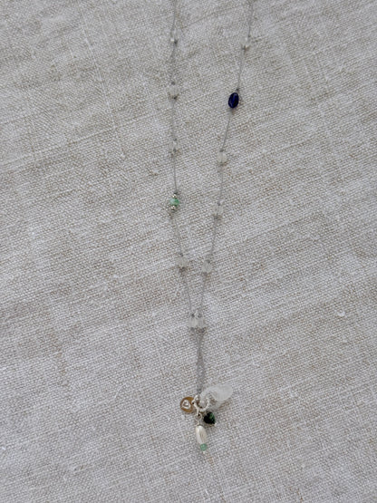 Collier long Brume en entier, pierres de lune nouées sur cordon gris, iolite et pendentif argent 925 — fait main en Normandie