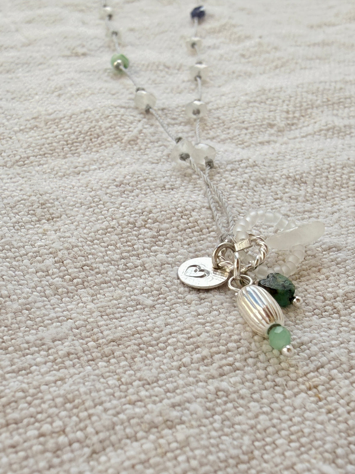Pampilles du collier Brume : médaille cœur poinçonnée, olive argent 925 côtelée, cœur en turquoise verte, angélite verte et verre de mer