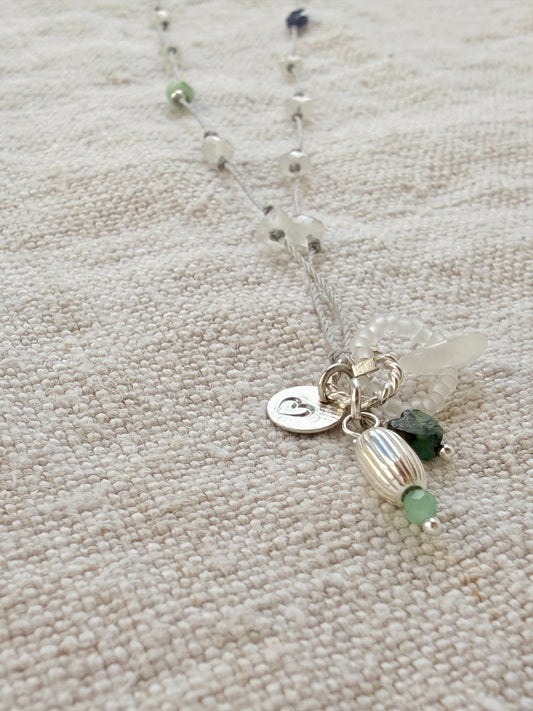 Pampilles du collier Brume : médaille cœur poinçonnée, olive argent 925 côtelée, cœur en turquoise verte, angélite verte et verre de mer