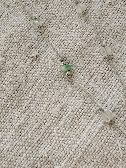Détail du collier Brume long : turquoise verte entre deux perles argent et pierres de lune sur cordon gris