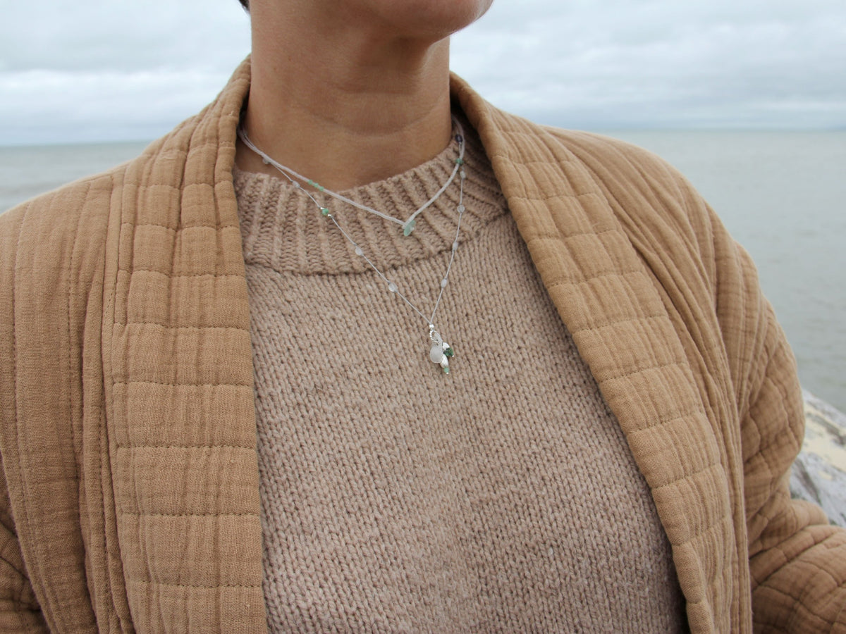 Colliers Brume long et Brume lasso portés ensemble sur un pull beige