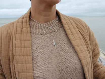 Colliers Brume long et Brume lasso portés ensemble sur un pull beige