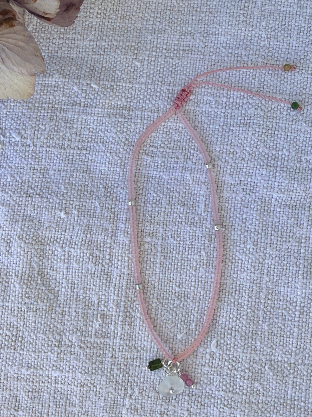 Bracelet Bruyère en entier, perles rose poudré mat, nœud coulissant et breloques tourmaline et verre de mer — fait main en Normandie