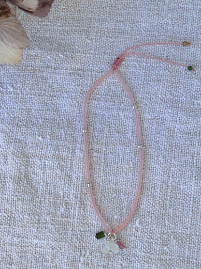 Bracelet Bruyère en entier, perles rose poudré mat, nœud coulissant et breloques tourmaline et verre de mer — fait main en Normandie