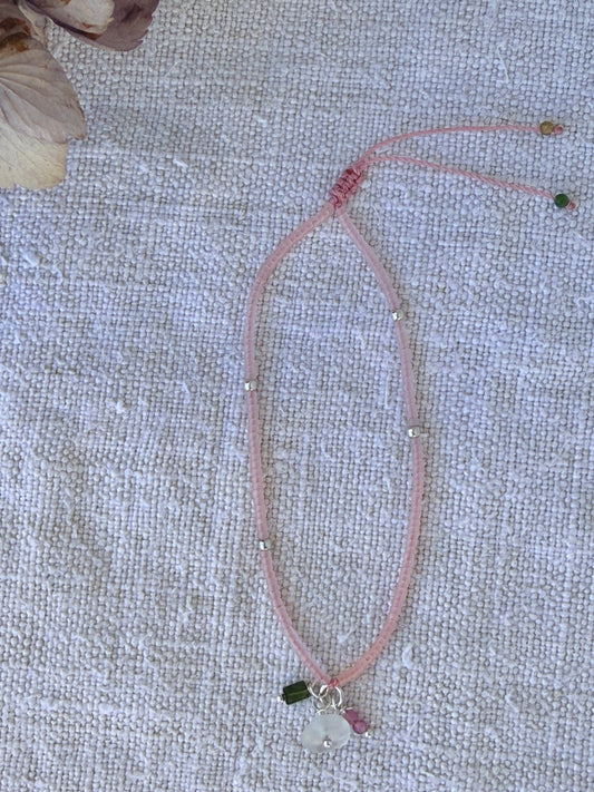 Bracelet Bruyère en entier, perles rose poudré mat, nœud coulissant et breloques tourmaline et verre de mer — fait main en Normandie