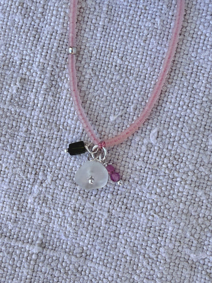 Détail des breloques du bracelet Bruyère : verre de mer, tourmaline verte et tourmalines roses