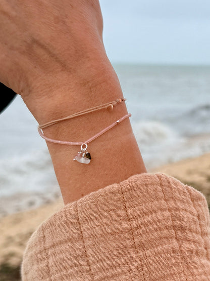 Bracelet Bruyère porté face à la mer, perles rose poudré et breloques tourmaline et verre dépoli
