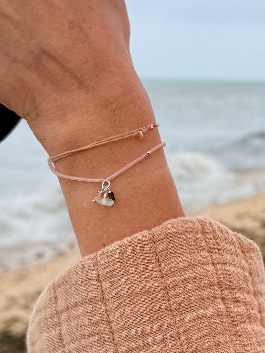 Bracelet Bruyère porté face à la mer, perles rose poudré et breloques tourmaline et verre dépoli