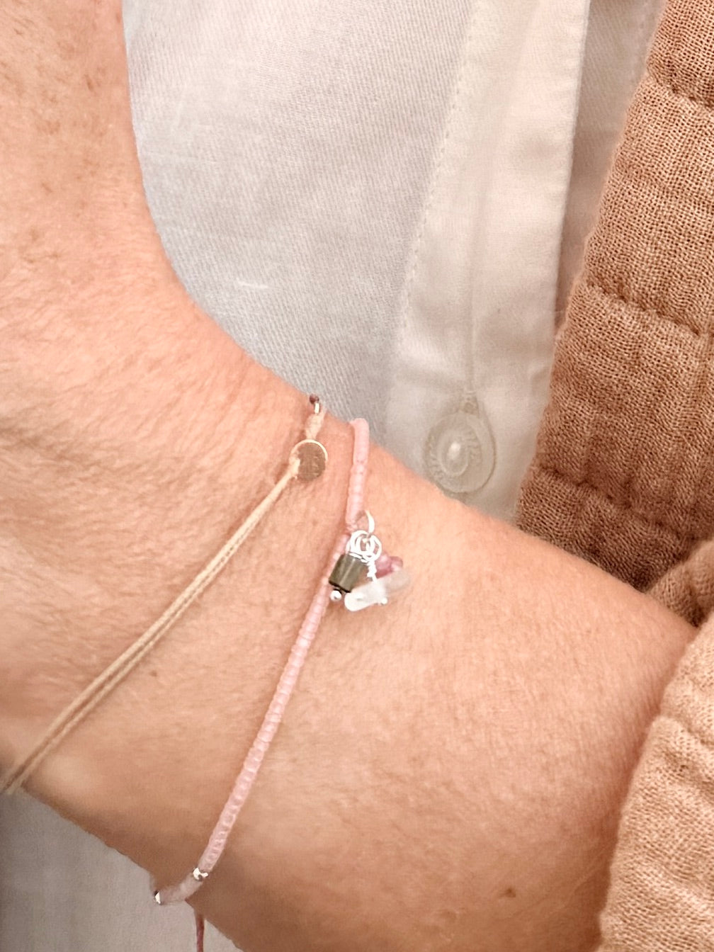 Gros plan sur le bracelet Bruyère porté, perles rose transparent, tourmalines et verre dépoli