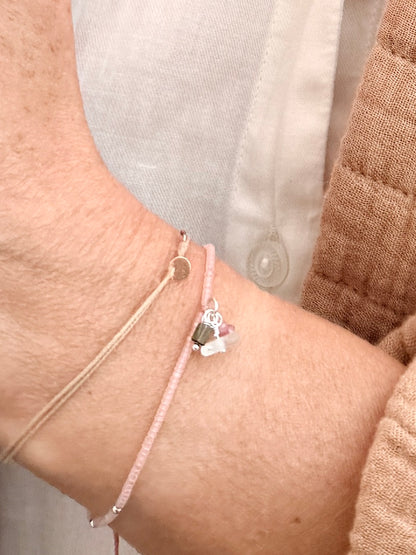 Gros plan sur le bracelet Bruyère porté, perles rose transparent, tourmalines et verre dépoli