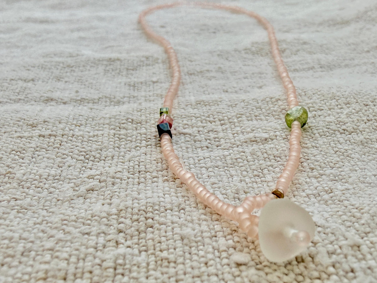 Collier lasso Bruyère vu de près, tourmalines rose, verte et noire, fermé par une perle de verre dépoli