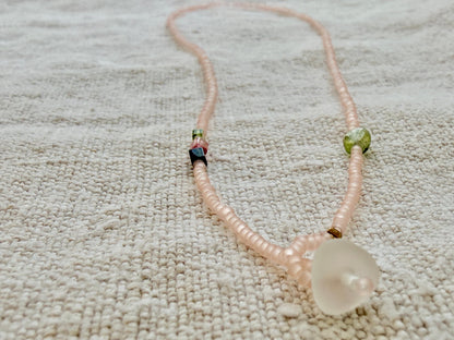 Collier lasso Bruyère vu de près, tourmalines rose, verte et noire, fermé par une perle de verre dépoli