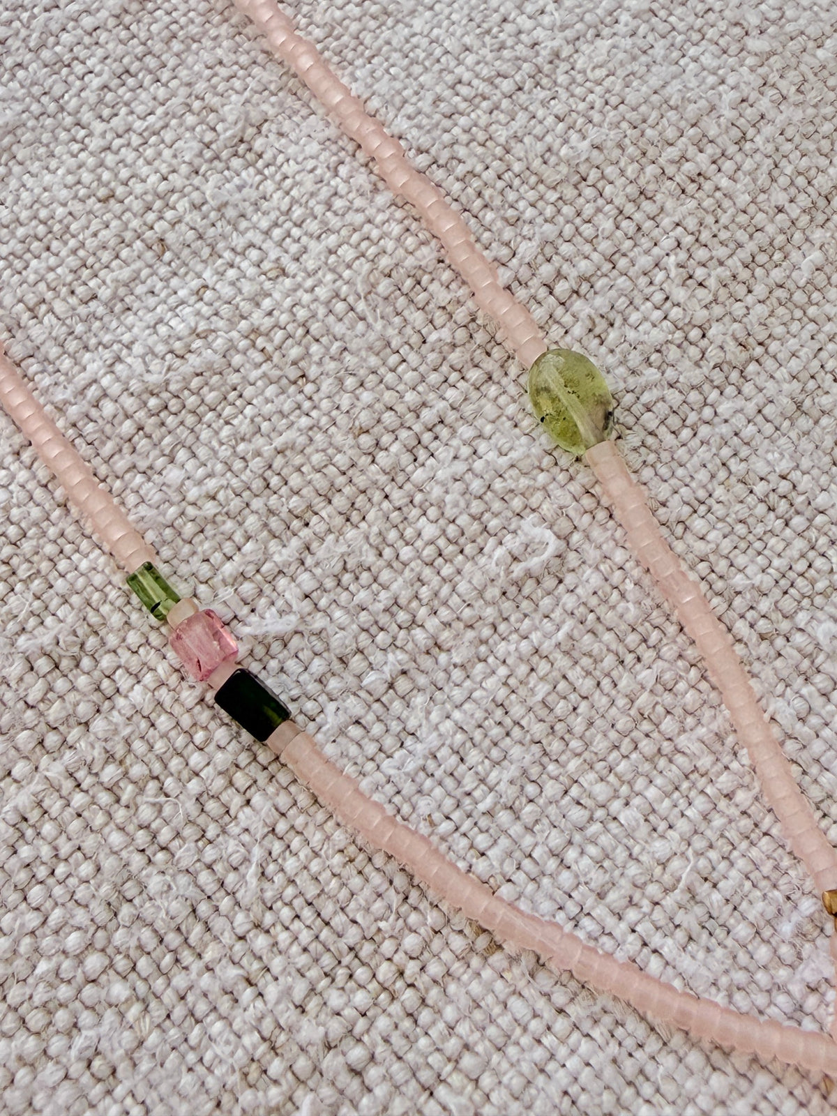 Détail des tourmalines cubes et de la tourmaline olive du collier Bruyère