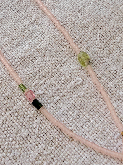 Détail des tourmalines cubes et de la tourmaline olive du collier Bruyère