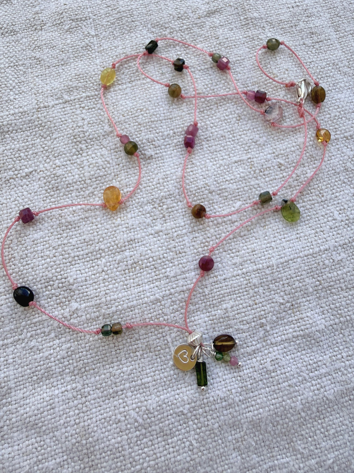 Collier long Bruyère en entier, tourmalines multicolores nouées sur cordon rose, médaille cœur en argent 925