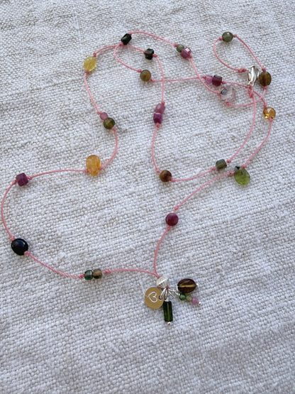 Collier long Bruyère en entier, tourmalines multicolores nouées sur cordon rose, médaille cœur en argent 925