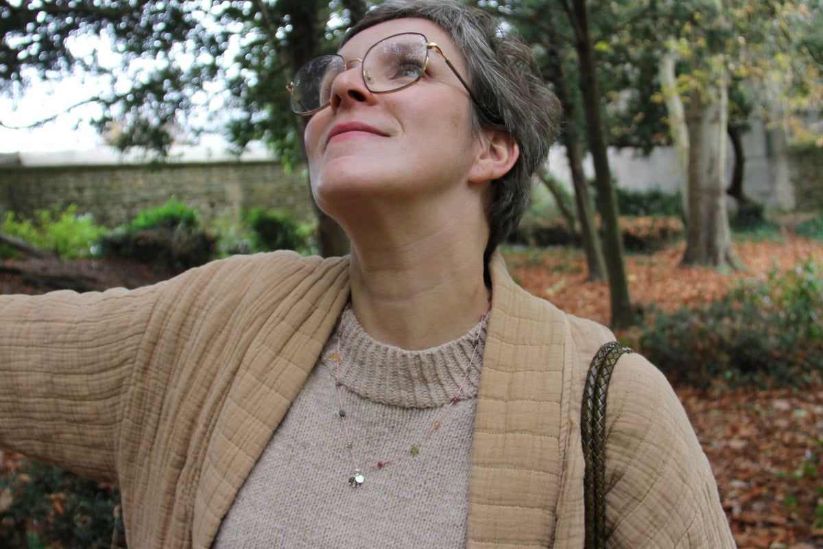 Collier Bruyère porté dans un jardin d'automne, tourmalines roses, vertes et miel