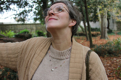 Collier Bruyère porté dans un jardin d'automne, tourmalines roses, vertes et miel