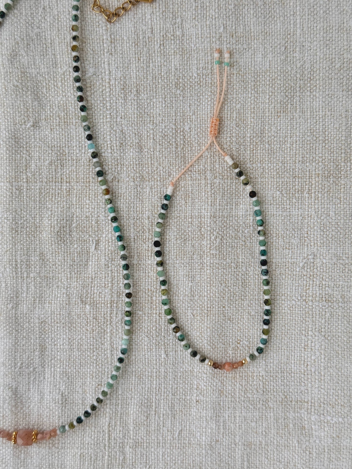 Bracelet Chausey – turquoise africaine verte, perles Miyuki blanches, quartz rose et perles dorées, fait main en Normandie par By Petite Pomme