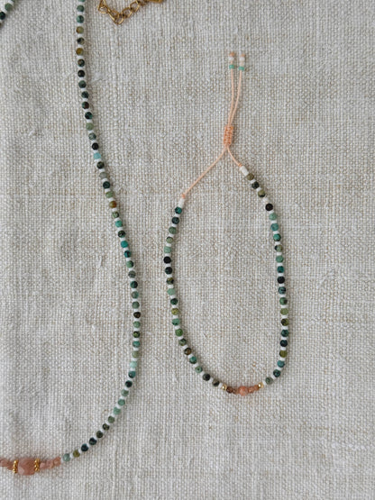 Bracelet Chausey – turquoise africaine verte, perles Miyuki blanches, quartz rose et perles dorées, fait main en Normandie par By Petite Pomme