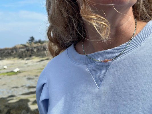 Collier Chausey court porté en extérieur – turquoise africaine verte et quartz rose, bijou fait main en Normandie par By Petite Pomme