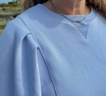 Collier Chausey court porté en plein air – perles Miyuki blanches, turquoise africaine et quartz rose, bijou artisanal inspiré des îles Chausey, By Petite Pomme