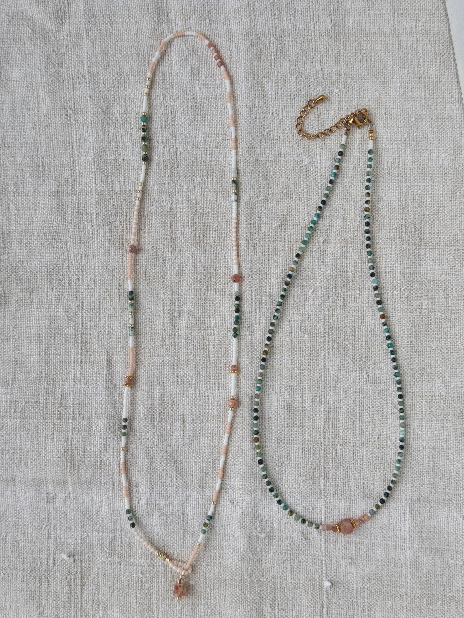 Collier Chausey long – vue d'ensemble, turquoise africaine verte, Miyuki roses et blanches, agate mousse et quartz, By Petite Pomme