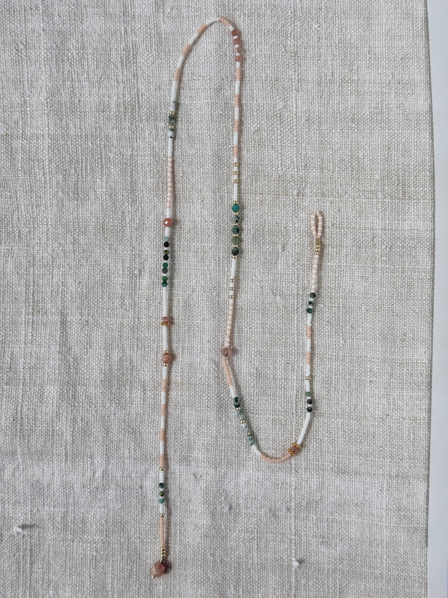 Collier Chausey long –non fermé - turquoise africaine verte, perles Miyuki blanches et roses, agate mousse, quartz rose et perles dorées, fait main en Normandie par By Petite Pomme