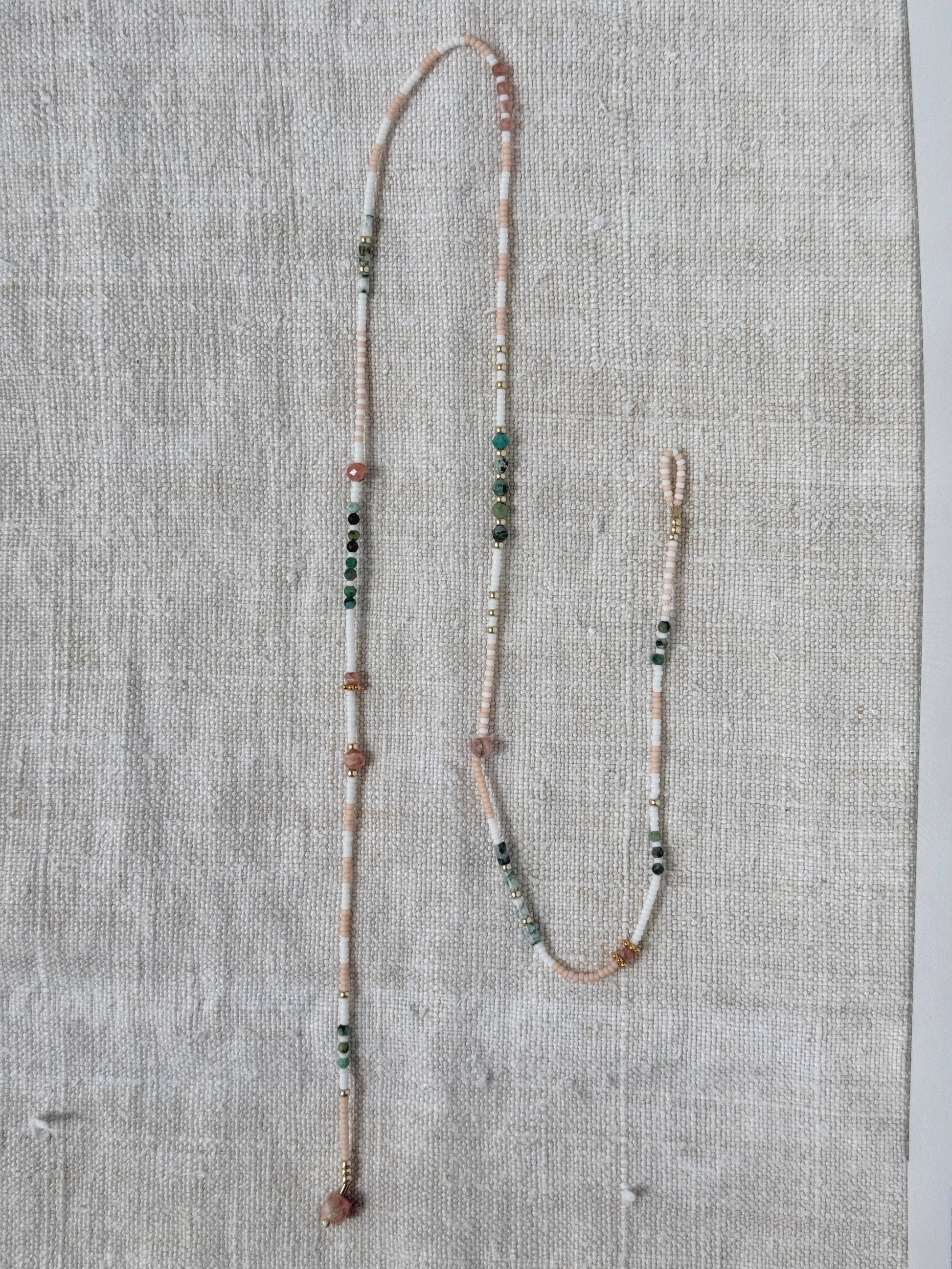 Collier Chausey long –non fermé - turquoise africaine verte, perles Miyuki blanches et roses, agate mousse, quartz rose et perles dorées, fait main en Normandie par By Petite Pomme