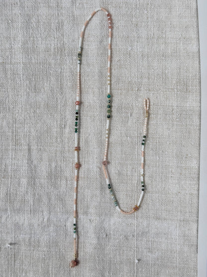 Collier Chausey long –non fermé - turquoise africaine verte, perles Miyuki blanches et roses, agate mousse, quartz rose et perles dorées, fait main en Normandie par By Petite Pomme