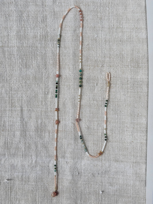 Collier Chausey long –non fermé - turquoise africaine verte, perles Miyuki blanches et roses, agate mousse, quartz rose et perles dorées, fait main en Normandie par By Petite Pomme
