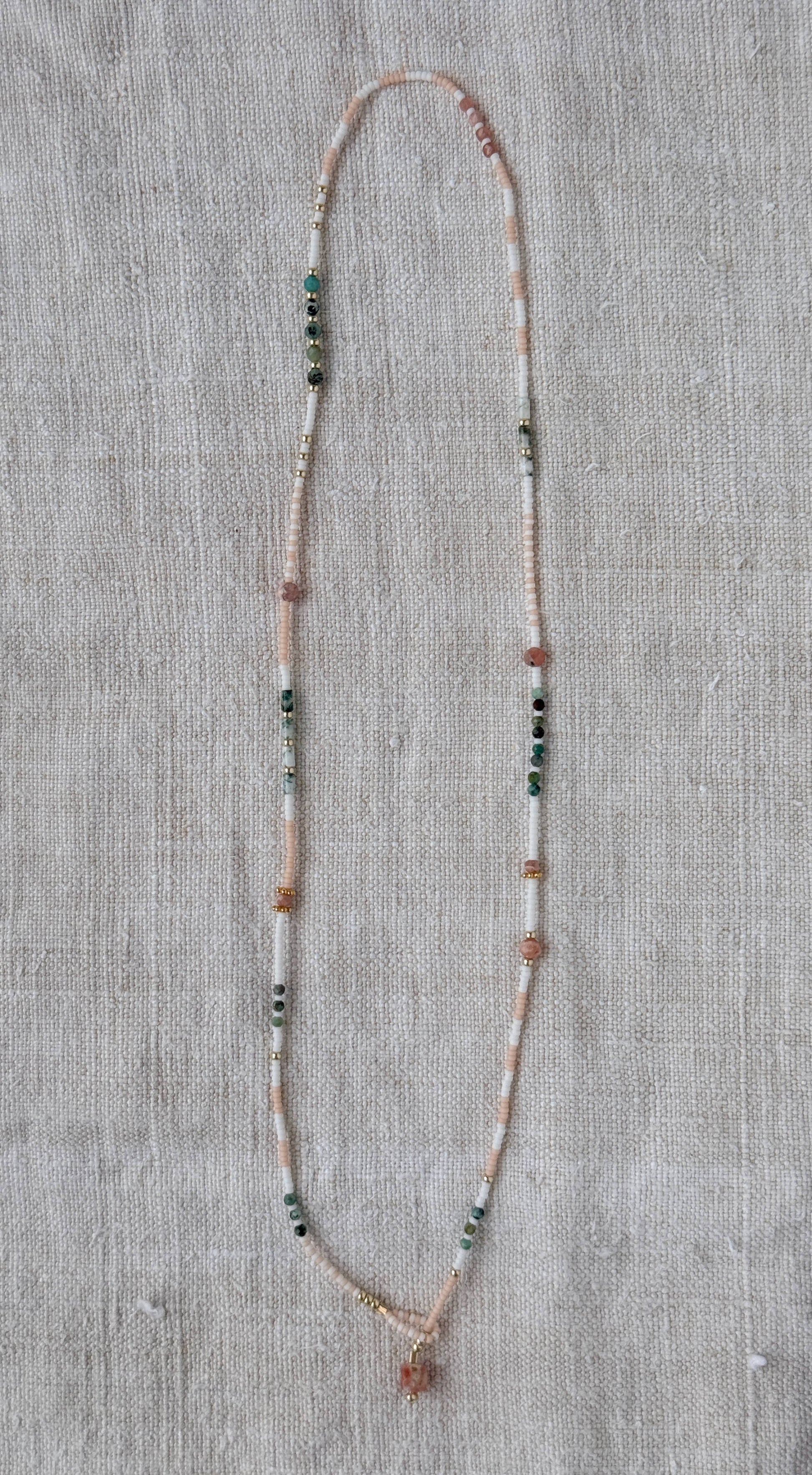 Collier Chausey long – turquoise africaine verte, perles Miyuki blanches et roses, agate mousse, quartz rose et perles dorées, fait main en Normandie par By Petite Pomme
