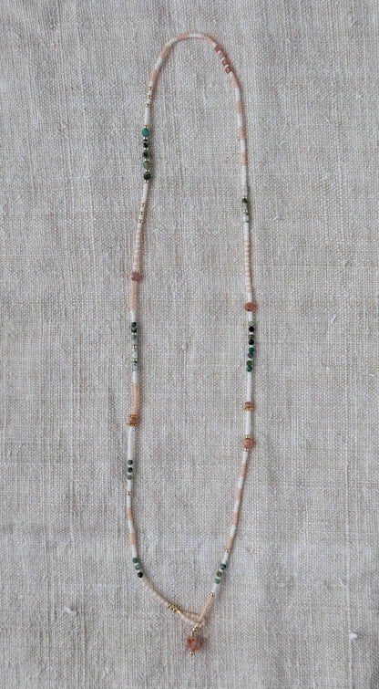 Collier Chausey long – turquoise africaine verte, perles Miyuki blanches et roses, agate mousse, quartz rose et perles dorées, fait main en Normandie par By Petite Pomme