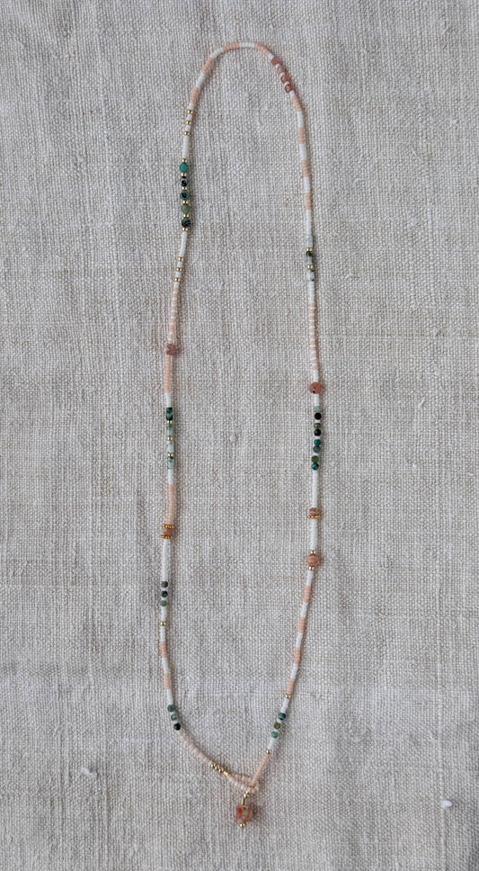 Collier Chausey long – turquoise africaine verte, perles Miyuki blanches et roses, agate mousse, quartz rose et perles dorées, fait main en Normandie par By Petite Pomme