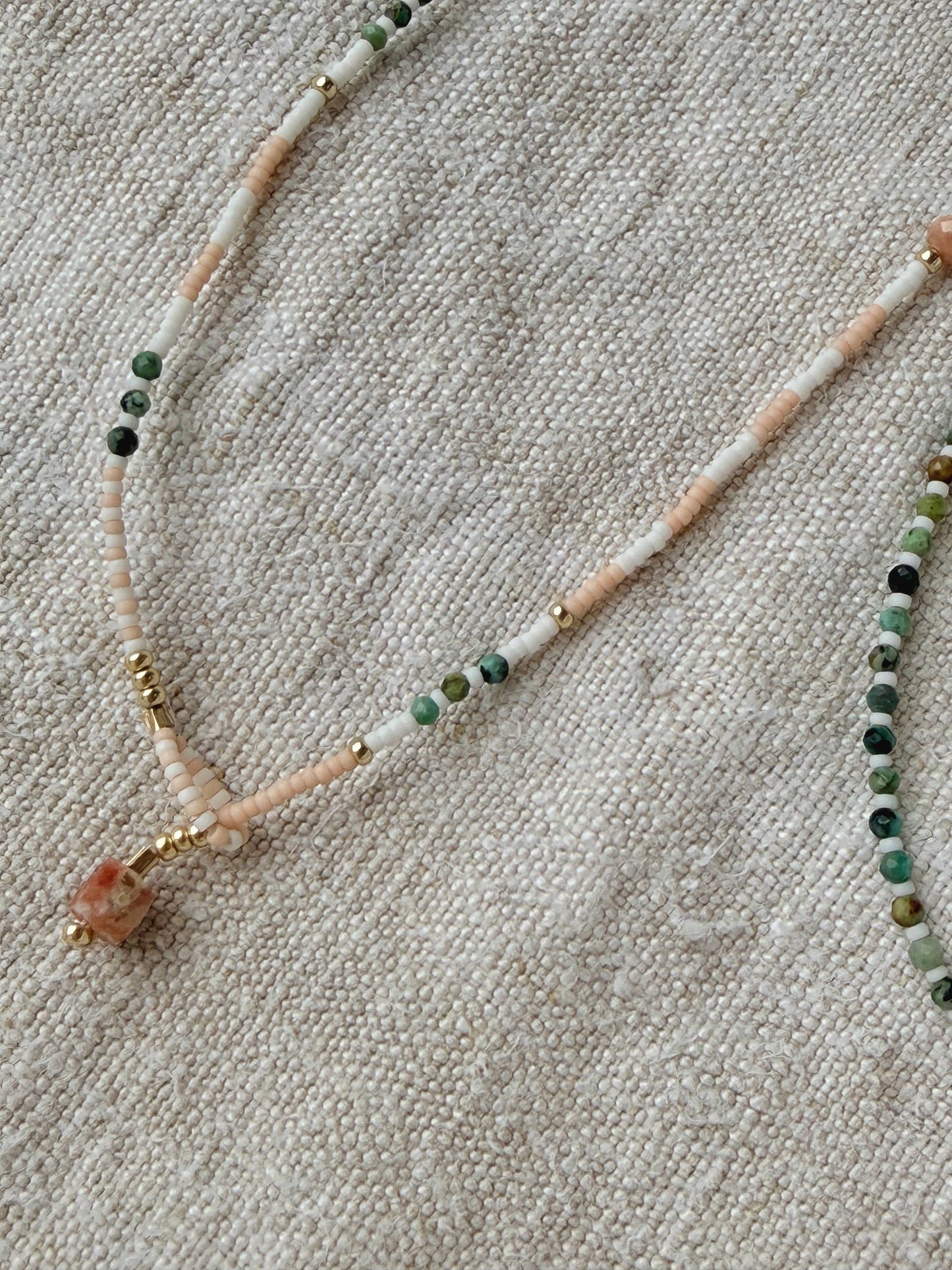 Détail du collier Chausey long – turquoise africaine et agate mousse, bijou artisanal By Petite Pomme