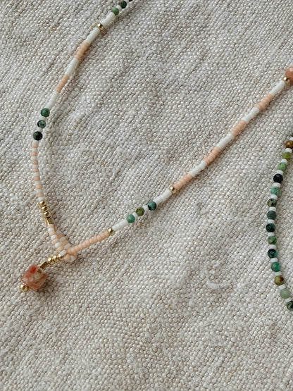 Détail du collier Chausey long – turquoise africaine et agate mousse, bijou artisanal By Petite Pomme