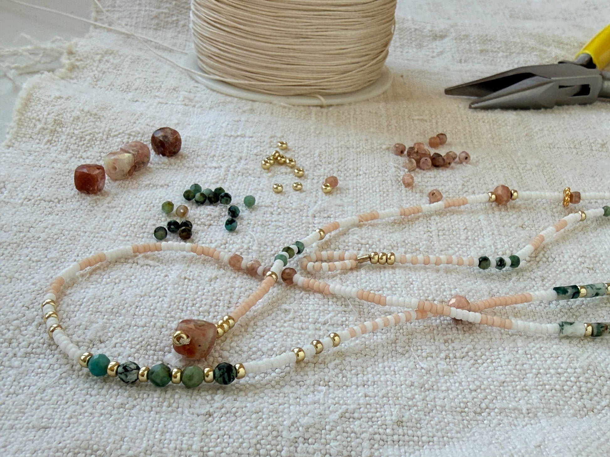 Collier Chausey long en ambiance – bijou fait main inspiré des îles Chausey en Normandie, turquoise africaine et quartz rose, By Petite Pomme
