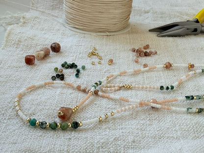 Collier Chausey long en ambiance – bijou fait main inspiré des îles Chausey en Normandie, turquoise africaine et quartz rose, By Petite Pomme